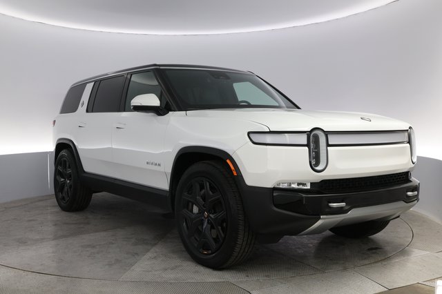 2023 Rivian R1S — photo 10 of 24