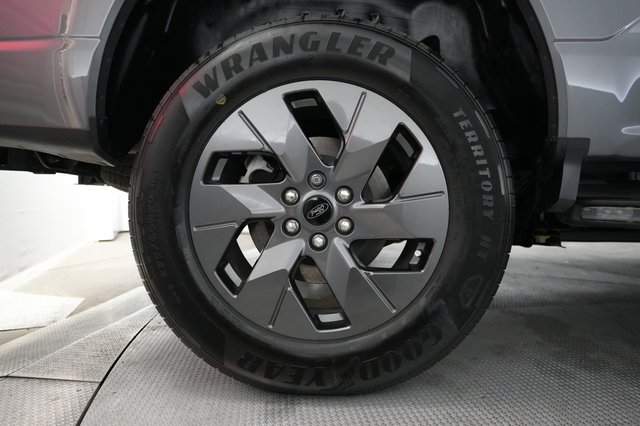 2023 Ford F-150 Lightning — photo 9 of 15