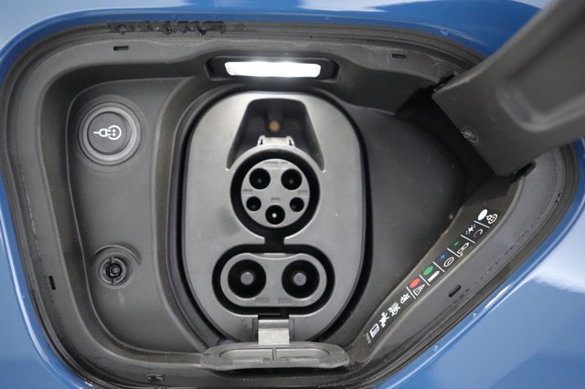 2023 Porsche Taycan — photo 8 of 22