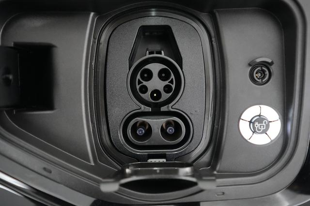 2022 Ford F-150 Lightning — photo 8 of 15