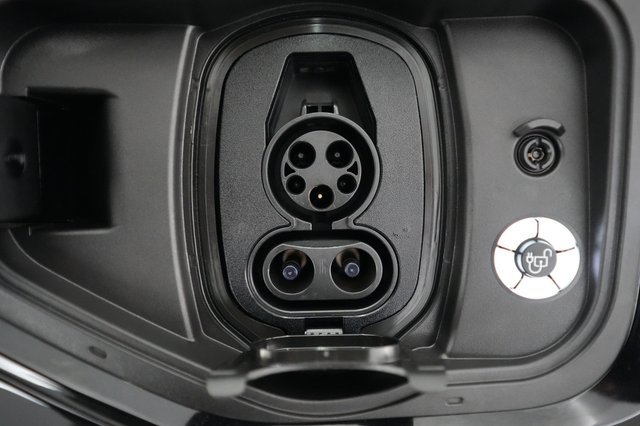 2022 Ford F-150 Lightning — photo 8 of 15