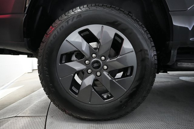 2023 Ford F-150 Lightning — photo 10 of 17