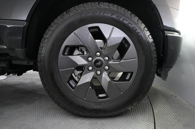 2023 Ford F-150 Lightning — photo 9 of 17