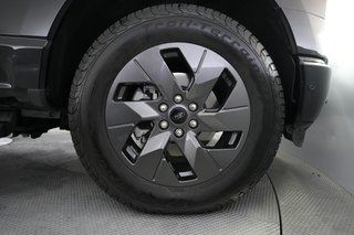 2023 Ford F-150 Lightning — photo 9 of 17