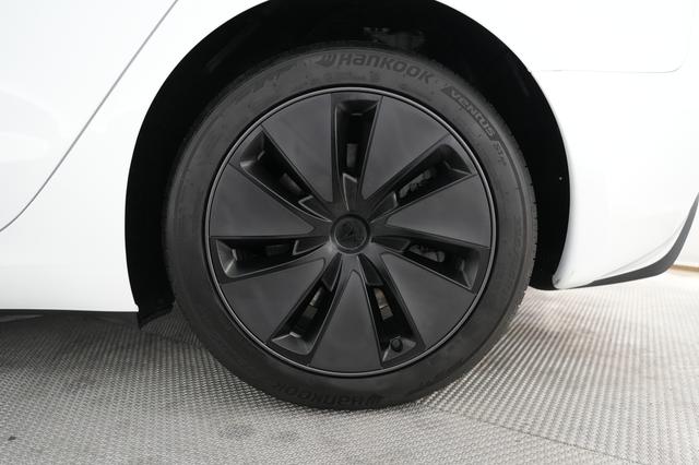 2025 Tesla Model 3 — photo 7 of 23
