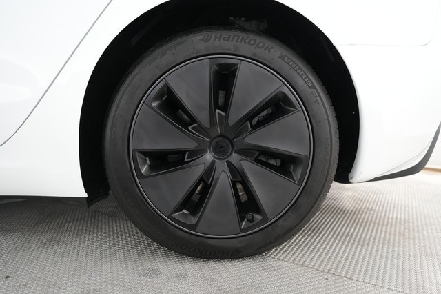 2025 Tesla Model 3 — photo 7 of 23