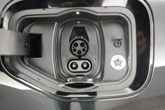 2023 Ford F-150 Lightning — photo 8 of 15