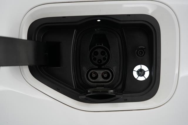 2022 Ford F-150 Lightning — photo 8 of 18