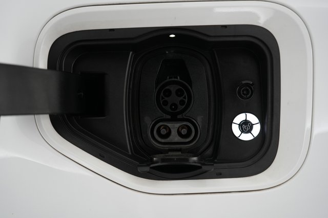 2022 Ford F-150 Lightning — photo 8 of 18