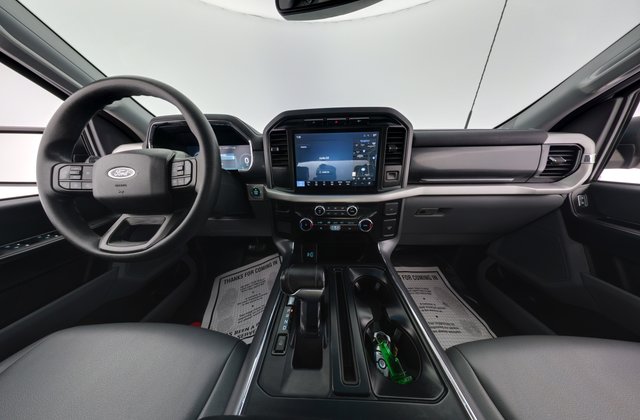 2022 Ford F-150 Lightning — photo 15 of 18