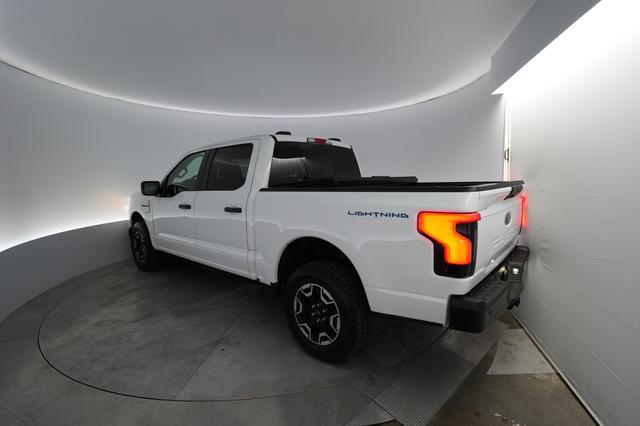 2022 Ford F-150 Lightning — photo 2 of 18