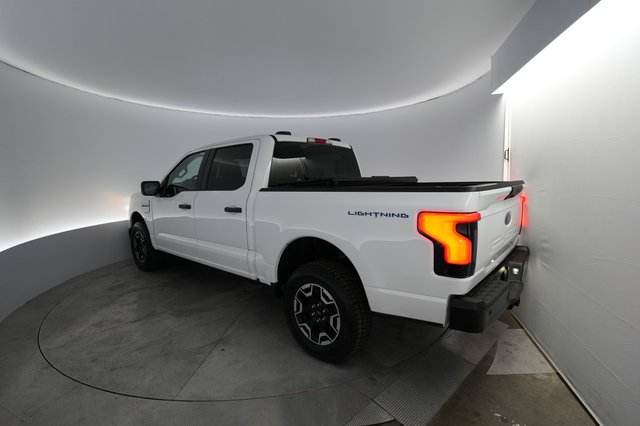 2022 Ford F-150 Lightning — photo 2 of 18