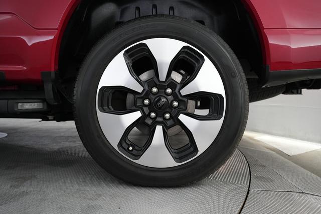 2022 Ford F-150 Lightning — photo 10 of 15