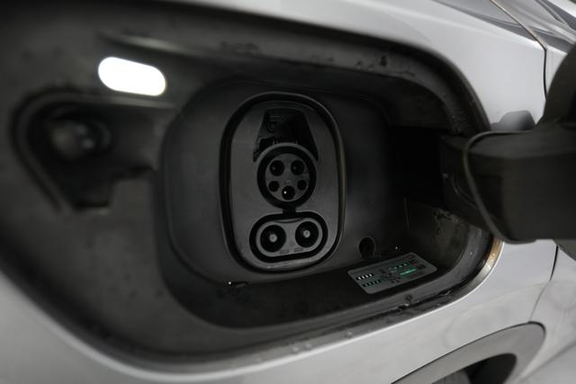 2023 Volkswagen ID.4 — photo 8 of 22