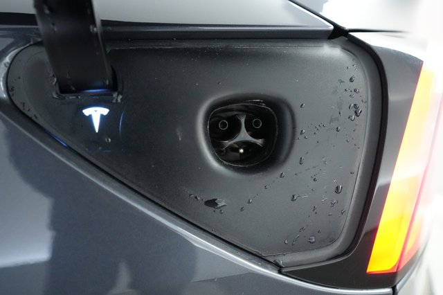 2023 Tesla Model 3 — photo 8 of 21