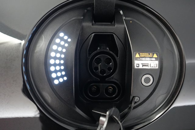 2023 Genesis GV60 — photo 8 of 23