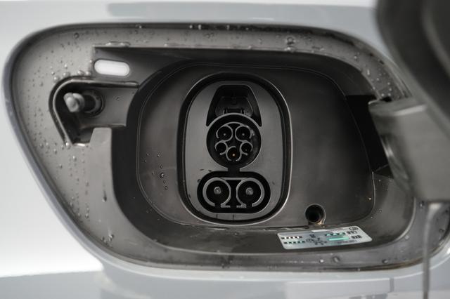 2024 Volkswagen ID.4 — photo 8 of 20