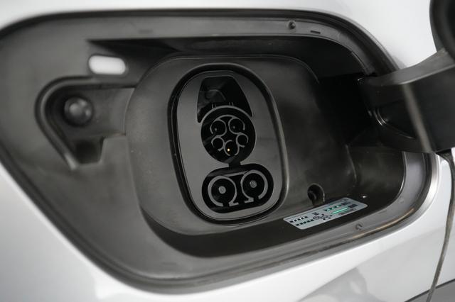 2024 Volkswagen ID.4 — photo 8 of 20
