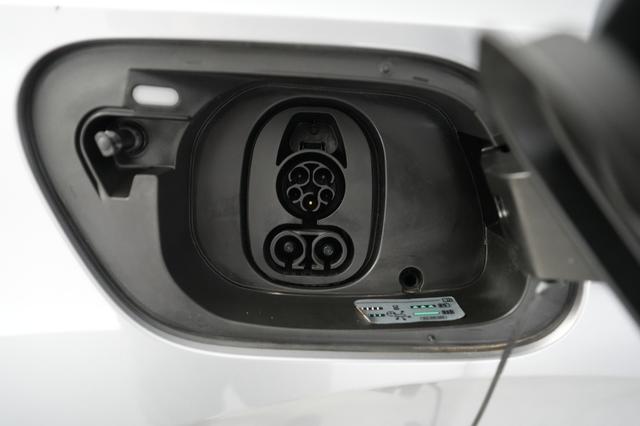 2024 Volkswagen ID.4 — photo 8 of 21