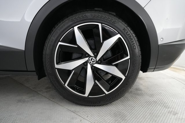 2024 Volkswagen ID.4 — photo 16 of 21