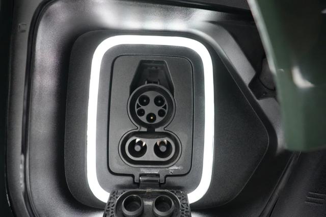 2023 Rivian R1T — photo 8 of 21