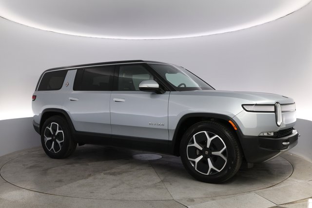 2024 Rivian R1S — photo 11 of 22