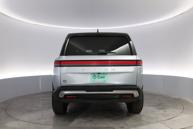 2024 Rivian R1S — photo 12 of 22