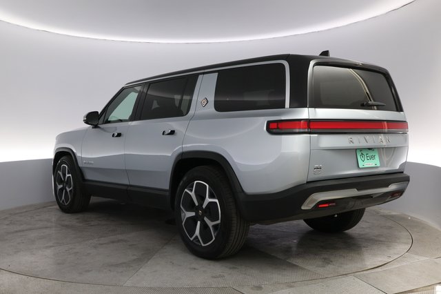 2024 Rivian R1S — photo 13 of 22