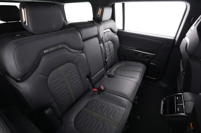 2024 Rivian R1S
