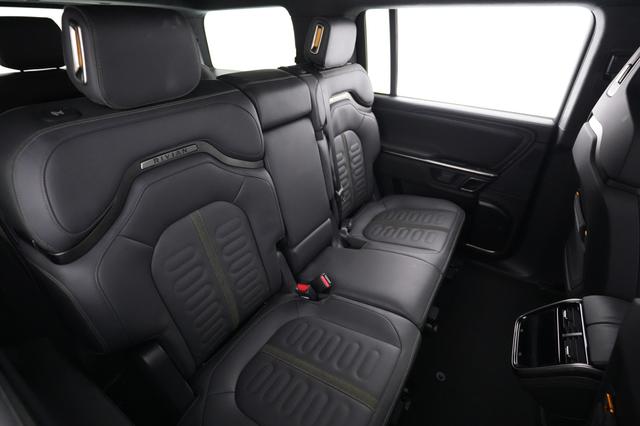 2024 Rivian R1S — photo 4 of 22