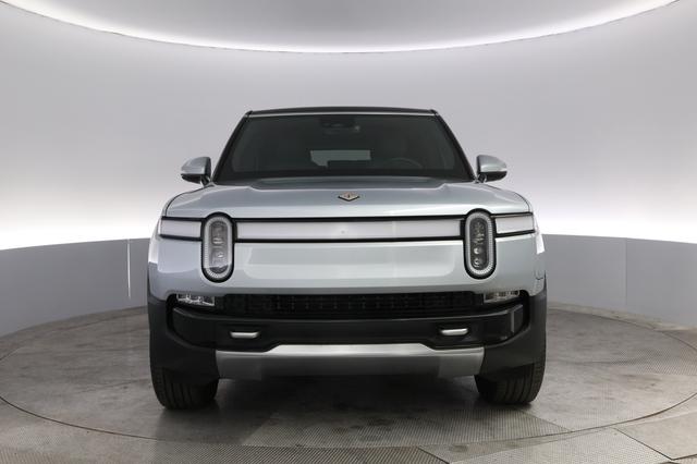 2024 Rivian R1S — photo 9 of 22