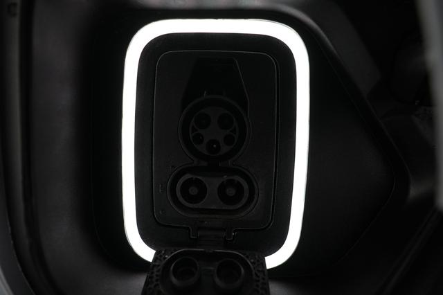 2024 Rivian R1S — photo 8 of 22