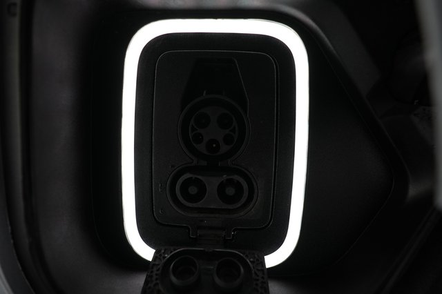 2024 Rivian R1S — photo 8 of 22
