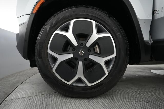 2024 Rivian R1S — photo 7 of 22