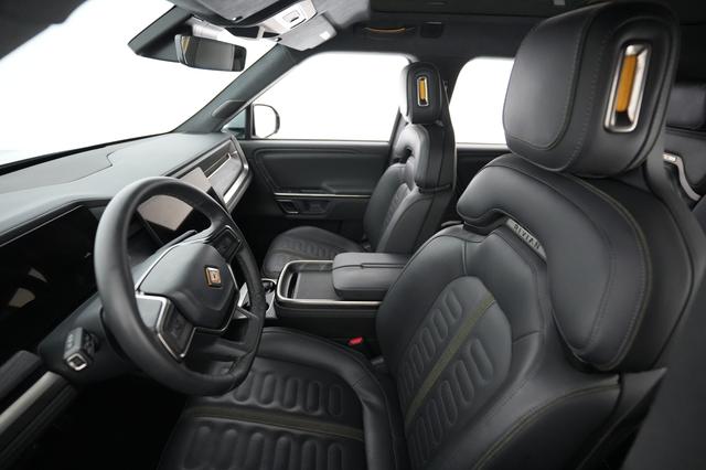 2024 Rivian R1S — photo 3 of 22