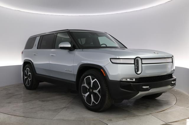 2024 Rivian R1S — photo 10 of 22