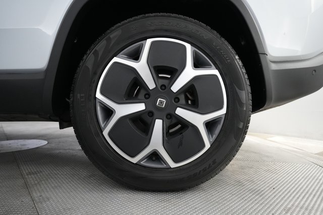 2024 Rivian R1S — photo 17 of 22