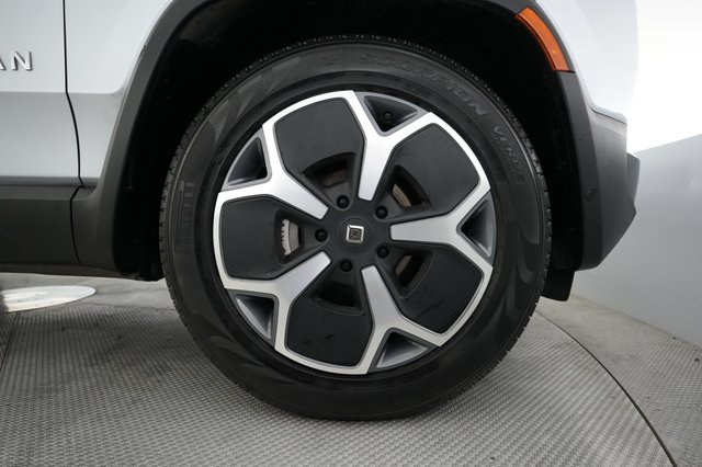 2024 Rivian R1S — photo 16 of 22