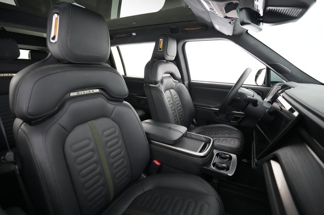 2024 Rivian R1S — photo 18 of 22