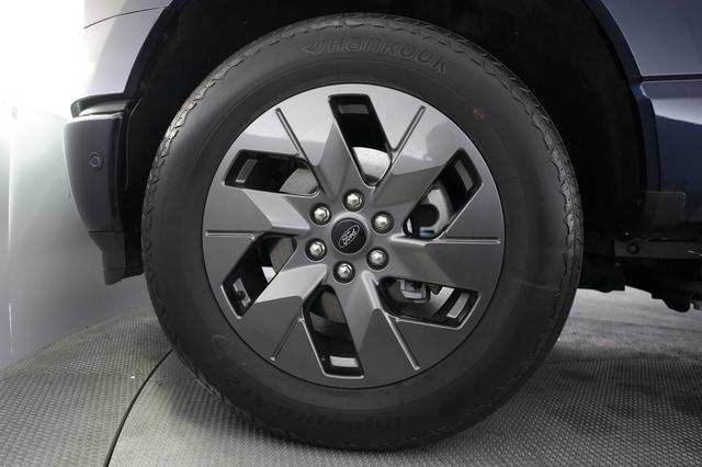 2023 Ford F-150 Lightning — photo 9 of 18