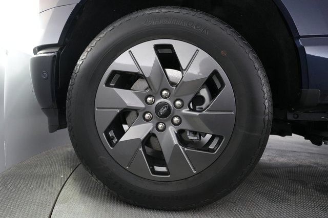 2023 Ford F-150 Lightning — photo 9 of 18
