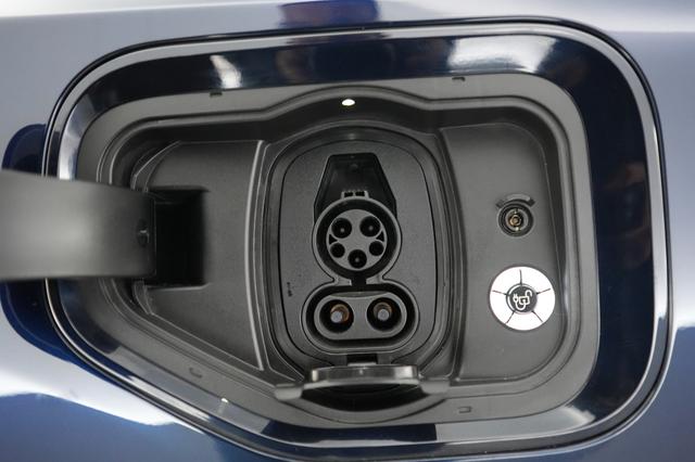 2023 Ford F-150 Lightning — photo 8 of 18