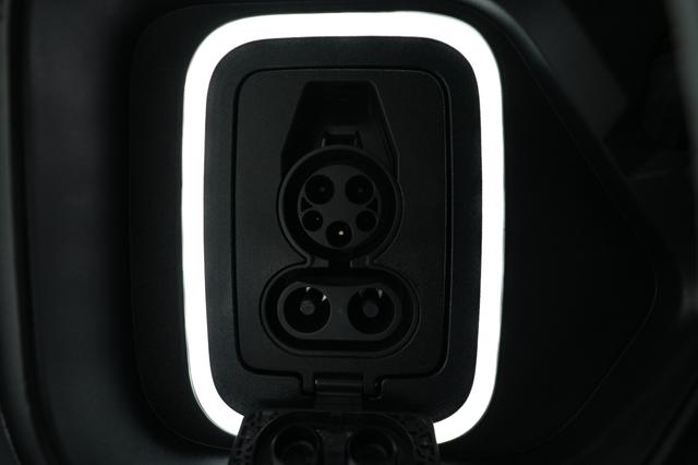2024 Rivian R1S — photo 8 of 21