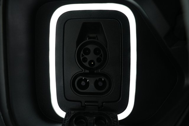 2024 Rivian R1S — photo 8 of 21