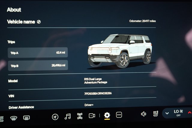 2024 Rivian R1S — photo 5 of 21