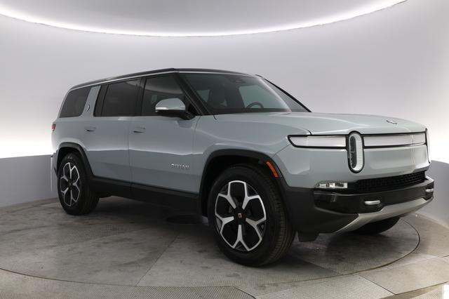 2024 Rivian R1S — photo 10 of 21