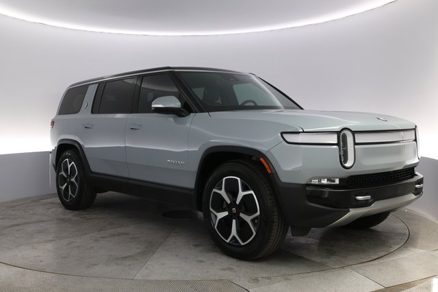 2024 Rivian R1S — photo 10 of 21