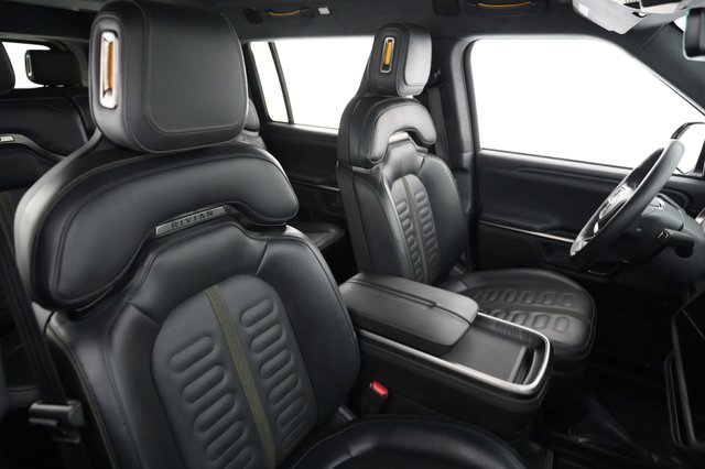 2024 Rivian R1S — photo 18 of 21