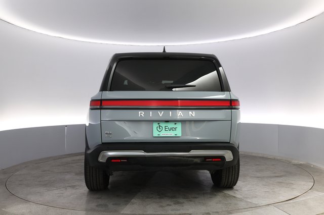 2024 Rivian R1S — photo 12 of 21