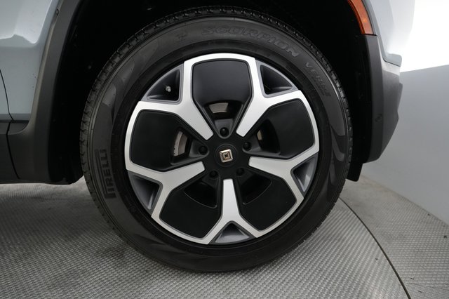 2024 Rivian R1S — photo 17 of 21